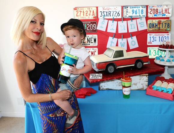 Tori Spelling en famille pour l'anniversaire de Finn (2 ans) à Los Angeles, le 30 août 2014.