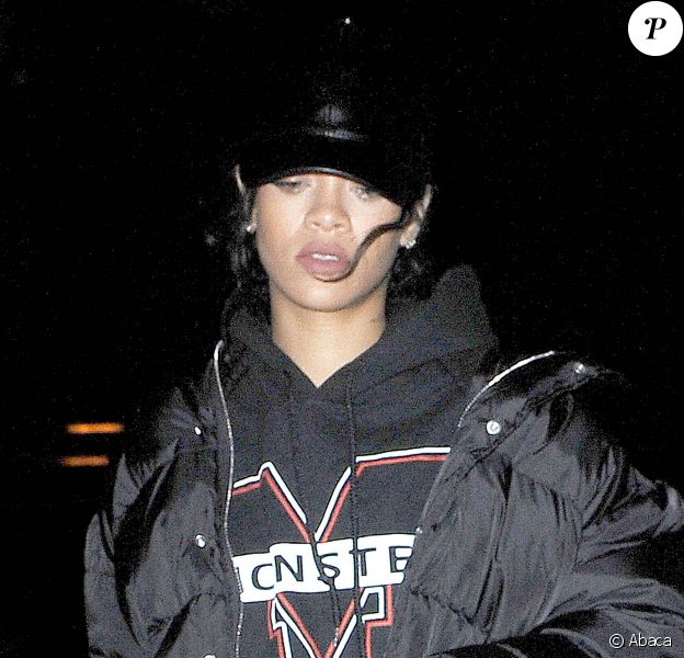 Rihanna arrive à un studio d'enregistrement à New York, le 25 novembre 2014.