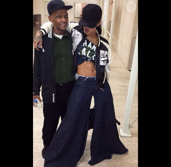 Rihanna en compagnie de son grand-père dans les bureaux de Roc Nation à New York, le 24 novembre 2014.