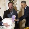 Barack Obama et ses deux filles Malia et Sasha ont grâcié une dinde pour Thanksgiving à la Maison Blanche, le 26 novembre 2014