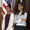 Barack Obama et ses filles Malia et Sasha ont grâcié une dinde pour Thanksgiving à la Maison Blanche, le 26 novembre 2014