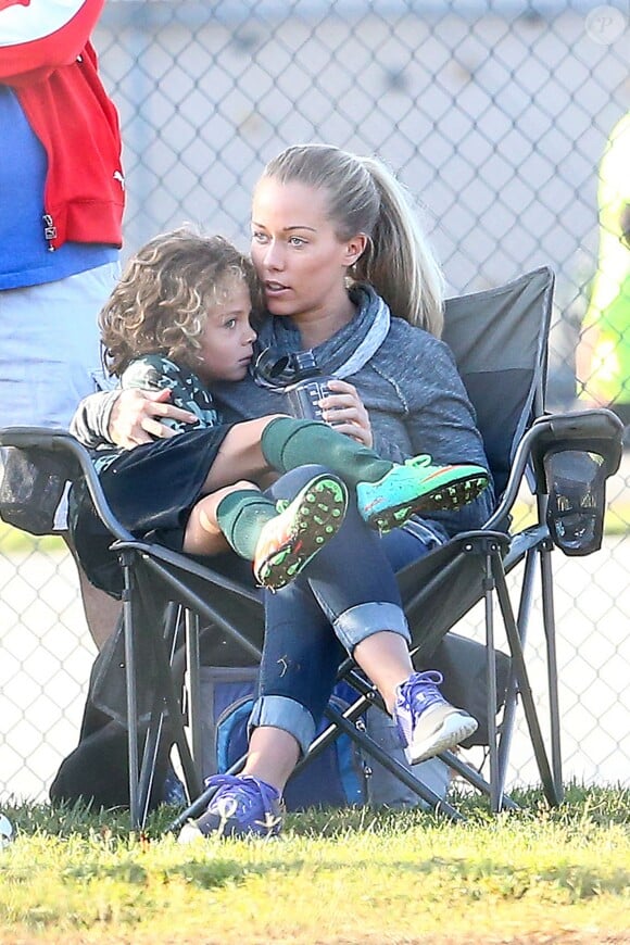 Kendra Wilkinson avec son fils, Hank Baskett Jr, à Los Angeles, le 27 septembre 2014. 