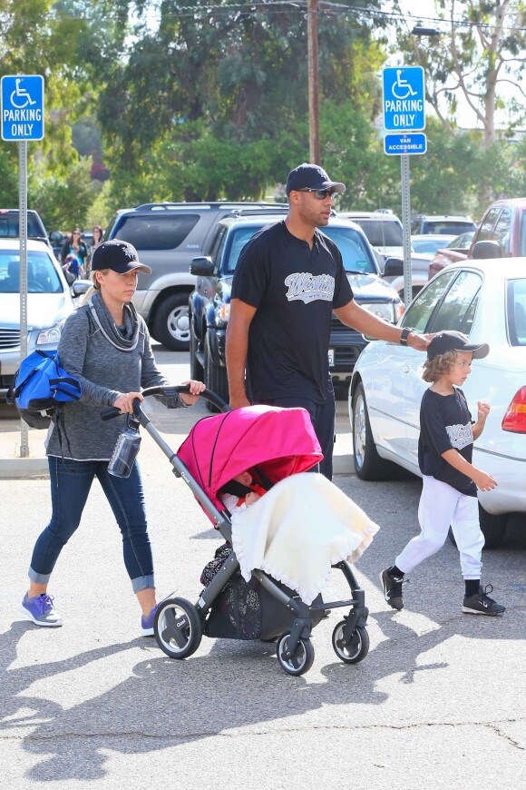Kendra Wilkinson et Hank Baskett en famille à Los Angeles, le 27 septembre 2014.