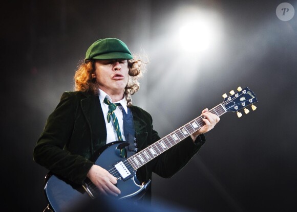 Angus Young de AC/DC en concert à Stockholm le 3 juin 2010. 