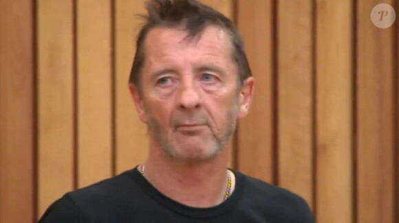 Phil Rudd (batteur d'AC/DC) à sa sortie du tribunal de Tauranga (Nouvelle-Zelande) le 26 novembre 2014.