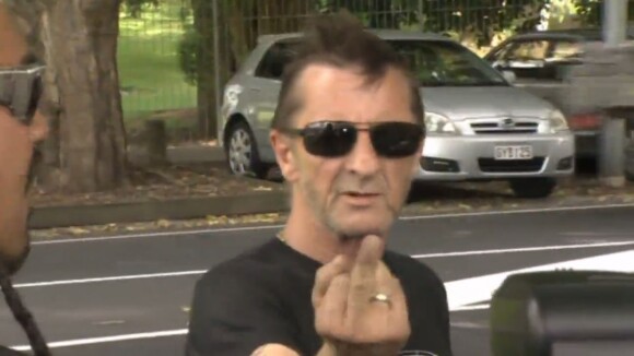 Phil Rudd d'AC/DC : Doigt d'honneur et retard, la rockstar agitée au tribunal