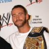 CM Punk en août 2012 avec sa ceinture de champion de la WWE.