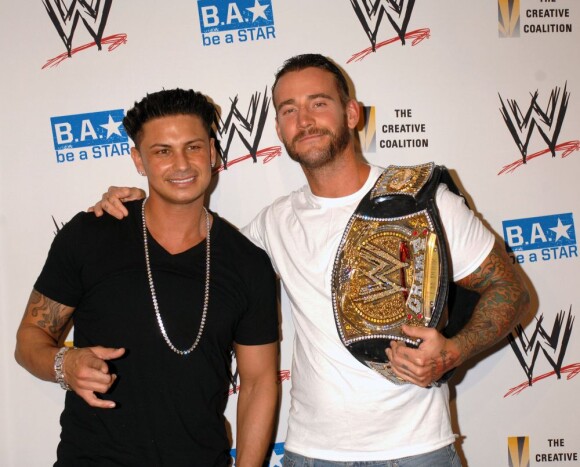 CM Punk en août 2012 avec sa ceinture de champion de la WWE.