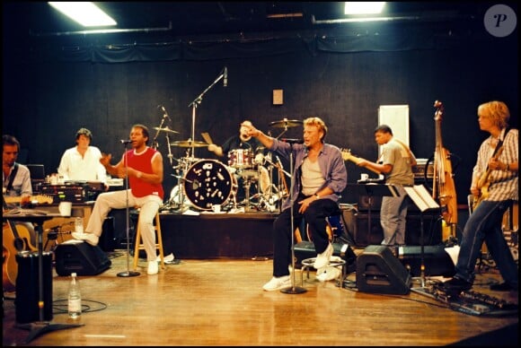 EXCLUSIF - ARCHIVES - JOHNNY HALLYDAY EN REPETITION AVEC SES MUSICIENS A LOS ANGELES  CHORISTE ERICK BAMY16/08/1998 - Los Angeles