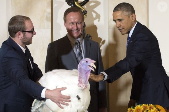 Barack Obama et ses deux filles Malia et Sasha ont grâcié une dinde pour Thanksgiving à la Maison Blanche, le 26 novembre 2014