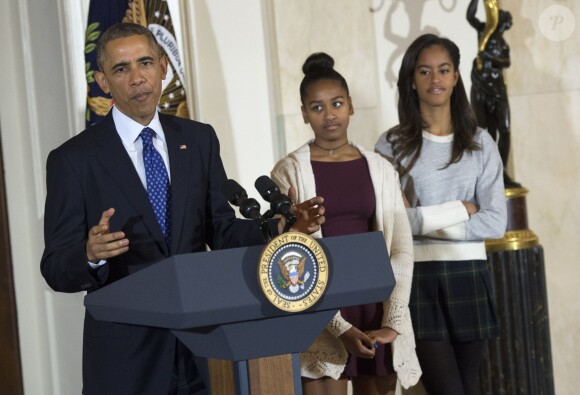 Le président Barack Obama et ses filles Malia et Sasha ont grâcié une dinde pour Thanksgiving à la Maison Blanche, le 26 novembre 2014