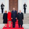 Le roi Felipe VI et la reine Letizia d'Espagne prennent la pose aux côtés du président allemand Joachim Gauck et de sa compagne Daniela Schadt au château de Bellevue lors de leur visite officielle à Berlin, le 1er décembre 2014.