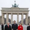 La roi Felipe VI et la reine Letizia d'Espagne arrivent, en compagnie du maire Klaus Wowereit, à la porte de Brandebourg à Berlin, à l'occasion de leur visite officielle en Allemagne. Le 1er décembre 2014.
