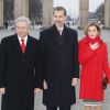 La roi Felipe VI et la reine Letizia d'Espagne arrivent, en compagnie du maire Klaus Wowereit, à la porte de Brandebourg à Berlin, à l'occasion de leur visite officielle en Allemagne. Le 1er décembre 2014.