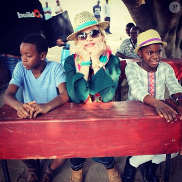 Madonna a passé quelques jours au Malawi fin novembre 2014. Elle pose ici avec ses deux plus jeunes enfants, David et Mercy.