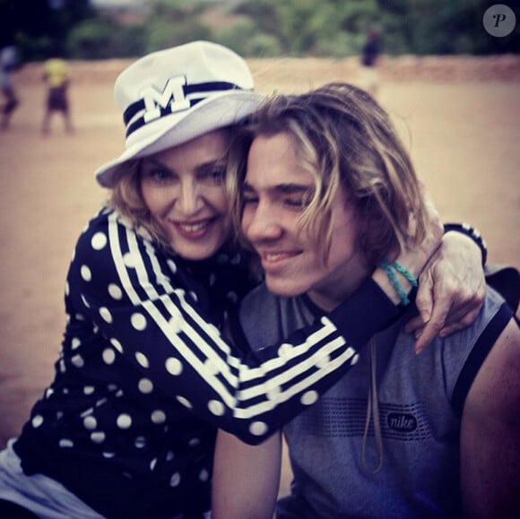 Madonna a passé quelques jours au Malawi fin novembre 2014. elle pose ici avec son fils Rocco.