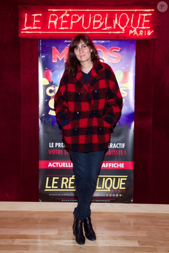 Exclusif - Emmanuelle Alt assiste au premier spectacle interactif pour enfants "Moos dans the Crazy Kids Show", produit par Jean-Philippe Bouchard, au théâtre Le République à Paris, le 30 novembre 2014.