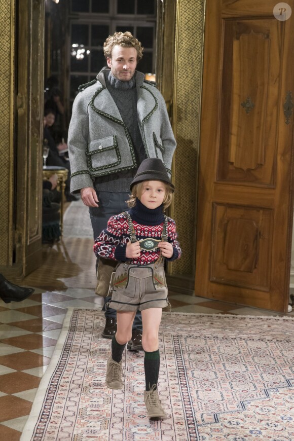 Brad Kroenig et son fils Hudson Kroenig - Défilé Chanel "Paris-Salzburg" en l'honneur des Métiers d'Arts au Schloss Leopoldskron à Salzbourg, le 2 décembre 2014. 