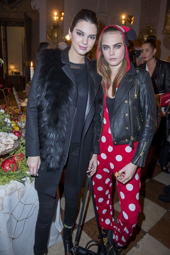 Kendall Jenner et Cara Delevingne - People lors de la présentation de la collection Chanel "Paris-Salzburg" en l'honneur des Métiers d'Arts au Schloss Leopoldskron à Salzbourg, le 2 décembre 2014.