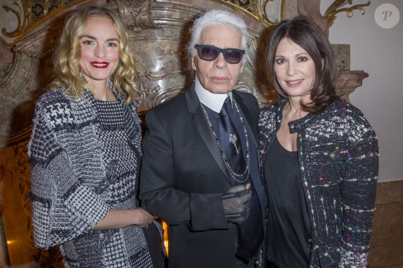Nina Hoss, Karl Lagerfeld et Iris Berben - People lors de la présentation de la collection Chanel "Paris-Salzburg" en l'honneur des Métiers d'Arts au Schloss Leopoldskron à Salzbourg, le 2 décembre 2014.