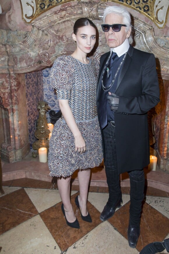 Rooney Mara et Karl Lagerfeld - People lors de la présentation de la collection Chanel "Paris-Salzburg" en l'honneur des Métiers d'Arts au Schloss Leopoldskron à Salzbourg, le 2 décembre 2014. 