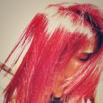 La chanteuse Shy'm dévoile ses cheveux rouges. Septembre 2014.