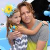 Larry Birkhead et sa fille Dannielynn à la première des "Schtroumpfs 2" à Los Angeles, le 28 juillet 2013. Huit ans après la mort d'Anna Nicole Smith, Larry semble prêt à retrouver l'amour.