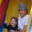  Larry Birkhead et sa fille Dannielynn, dont la maman est la regret&eacute;e Anna Nicole Smith, &agrave; Los Angeles le 13 juin 2010. 