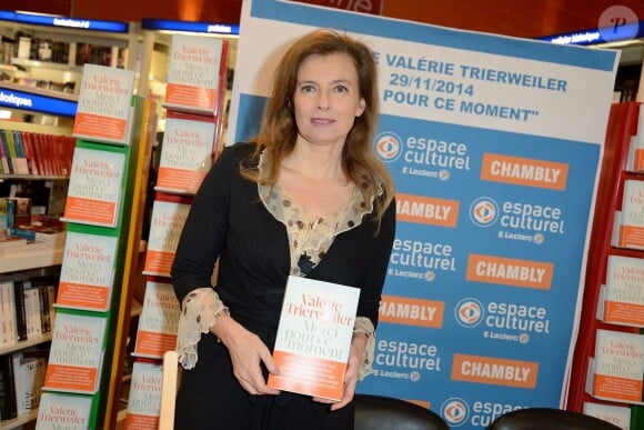 Valérie Trierweiler en dédicaces pour son livre "Merci pour ce moment" dans la galerie marchande d'un supermarché de Chambly, le 29 novembre 2014.