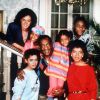 Bill Cosby entouré du casting du Cosby Show, le 30 novembre 1986 à Los Angeles