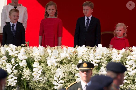La famille royale de Belgique assiste à la parade militaire à Bruxelles en Belgique le 21 juillet 2013