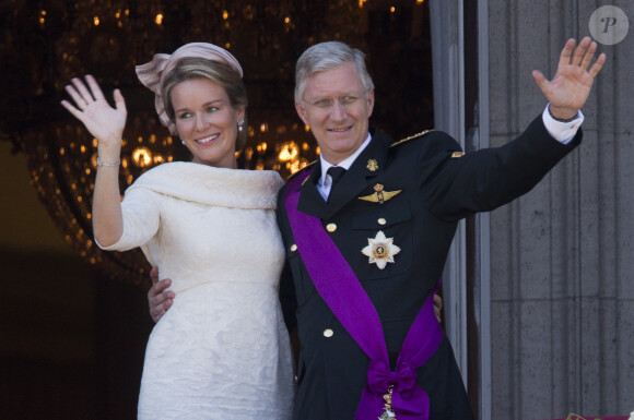 Le roi Philippe et la reine Mathilde de Belgique - La famille royale de Belgique salue la foule depuis le balcon du palais à Bruxelles, après l'intronisation du roi Philippe le 21 juillet 2013