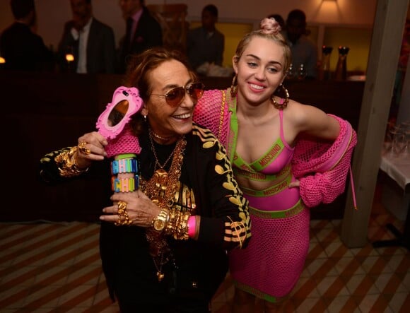 La styliste Carlyne Cerf de Dudzeele et Miley Cyrus assistent à la soirée Jeremy Scott et Moschino à l'hôtel Thompson. Miami, le 4 décembre 2014.
