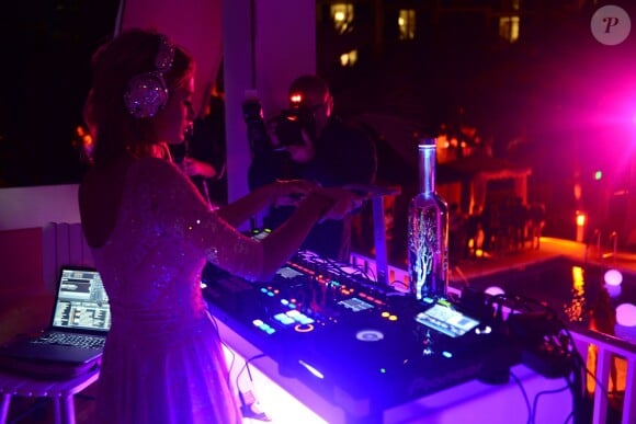 Paris Hilton aux platines lors de la soirée Jeremy Scott et Moschino à l'hôtel Thompson. Miami, le 4 décembre 2014.