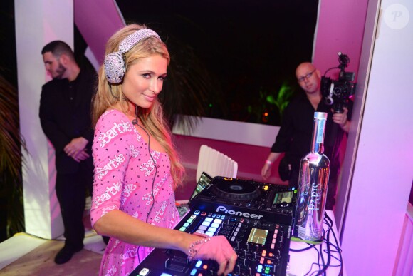 Paris Hilton aux platines lors de la soirée Jeremy Scott et Moschino à l'hôtel Thompson. Miami, le 4 décembre 2014.
