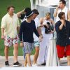 Miley Cyrus, son petit ami Patrick Schwarzenegger et des amis se promènent à Miami, où se déroulent les conventions Design Miami et Art Basel Miami. Le 5 décembre 2014.