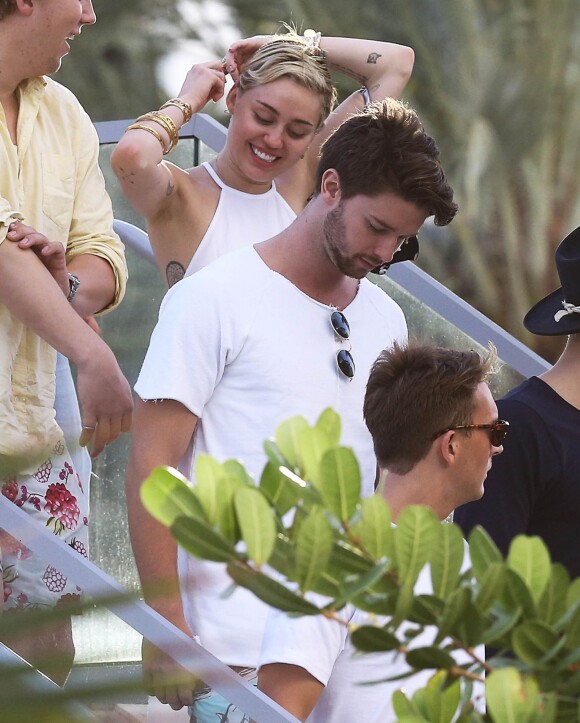 Miley Cyrus, son petit ami Patrick Schwarzenegger et des amis se promènent à Miami, où se déroulent les conventions Design Miami et Art Basel Miami. Le 5 décembre 2014.