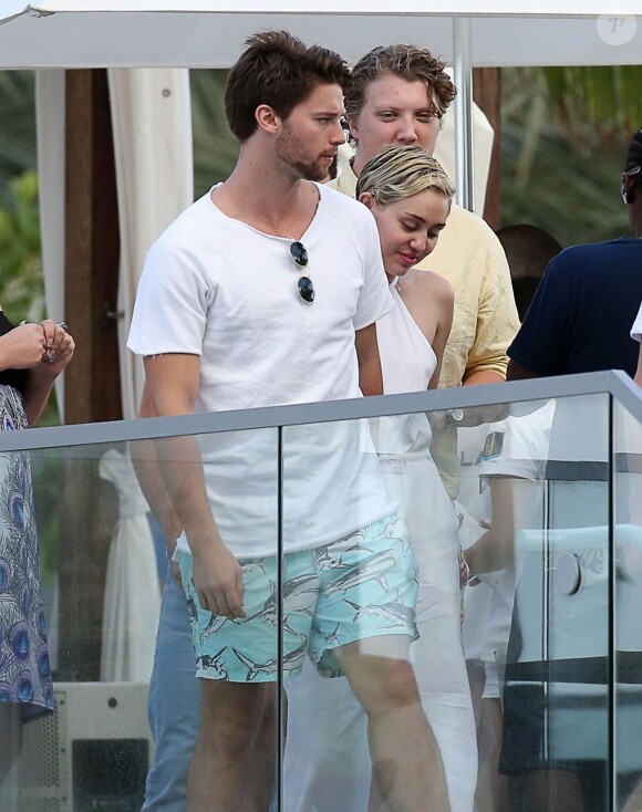 Miley Cyrus et son petit ami Patrick Schwarzenegger se promènent à Miami, où se déroulent les conventions Design Miami et Art Basel Miami. Le 5 décembre 2014.