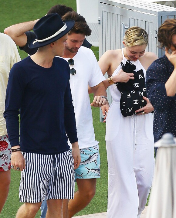 Miley Cyrus, son petit ami Patrick Schwarzenegger et des amis se promènent à Miami, où se déroulent les conventions Design Miami et Art Basel Miami. Le 5 décembre 2014.