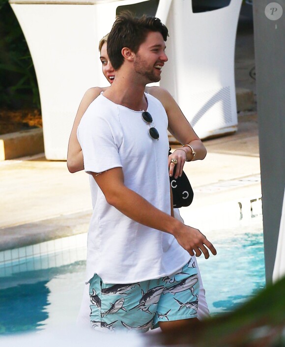 Miley Cyrus, son petit ami Patrick Schwarzenegger et des amis se promènent à Miami, où se déroulent les conventions Design Miami et Art Basel Miami. Le 5 décembre 2014.