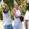 Miley Cyrus se promène avec son petit ami Patrick Schwarzenegger et des amis à Miami, le 5 décembre 2014.