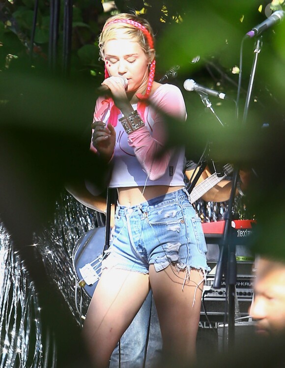 Miley Cyrus répète pour la soirée d'Art Basel Miami de la marque Tommy Hilfiger. Miami, le 3 décembre 2014.
