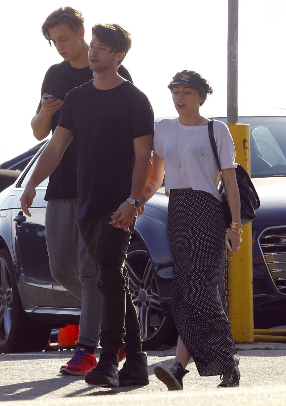 Exclusif - Miley Cyrus et son petit ami Patrick Schwarzenegger à Malibu, le 30 novembre 2014.