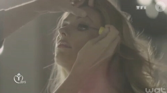 Camille Cerf, Miss France 2015, se mue en vedette de cinéma dans une courte vidéo promotionnelle de la cérémonie.