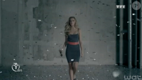 Camille Cerf, Miss France 2015, se mue en vedette de cinéma dans une courte vidéo promotionnelle de la cérémonie.