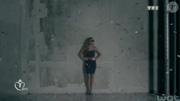 Camille Cerf, Miss France 2015, se mue en vedette de cinéma dans une courte vidéo promotionnelle de la cérémonie.