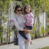 Alessandra Ambrosio se promène avec sa fille Anja à Santa Monica, le 7 décembre 2014