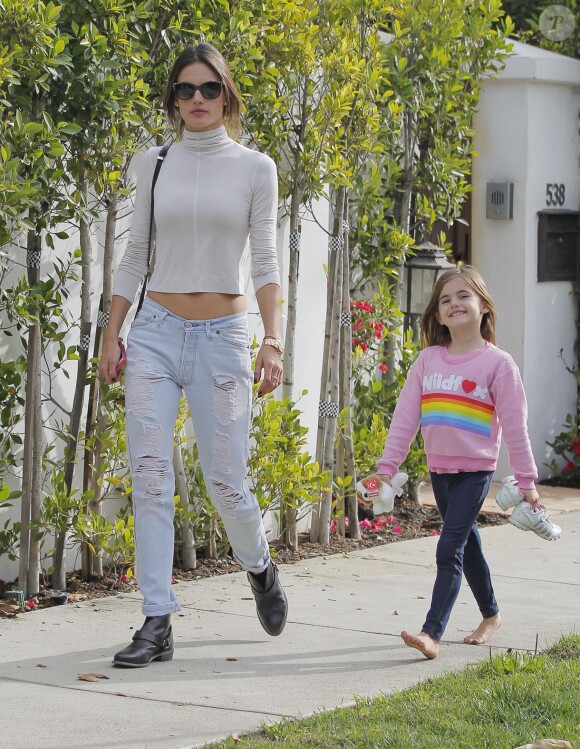 Alessandra Ambrosio se promène avec Anja sa fille à Santa Monica, le 7 décembre 2014