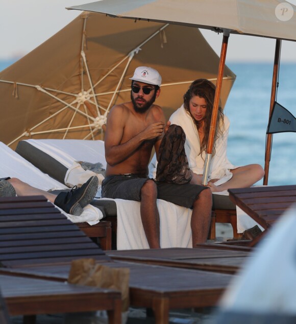 Noah Becker et sa petite amie profitent d'un après-midi ensoleillée à Miami, le 7 décembre 2014.