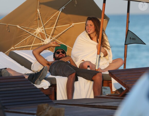 Noah Becker et sa petite amie profitent d'un après-midi ensoleillée à Miami, le 7 décembre 2014.